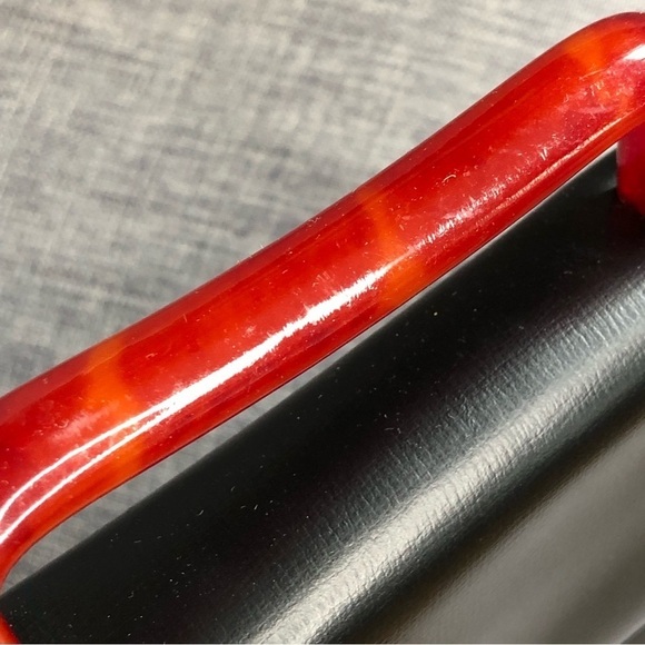 Vintage black faux leather handbag with red Bakelite handle and buckle - Picture 5 of 12